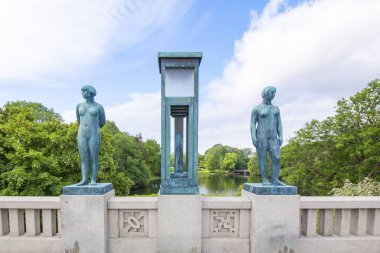 Oslo, Norveç - 11 Temmuz 2015: Oslo ünlü Vigeland park. Vigeland Park 212 bronz ve granit heykeller Gustav Vigeland tarafından oluşturulan özellikleri