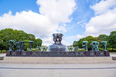 Oslo, Norveç - 11 Temmuz 2015: Oslo ünlü Vigeland park. Vigeland Park 212 bronz ve granit heykeller Gustav Vigeland tarafından oluşturulan özellikleri