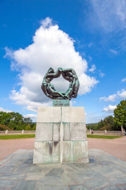Oslo, Norveç - 11 Temmuz 2015: Oslo ünlü Vigeland park. Vigeland Park 212 bronz ve granit heykeller Gustav Vigeland tarafından oluşturulan özellikleri