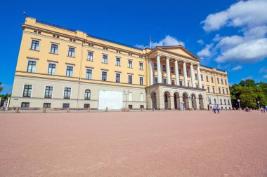 Oslo, Norveç - 15 Haziran 2015: Oslo, Norveç'te Kraliyet Sarayı. Kraliyet Sarayı resmi bir ikametgâh tahsisi mevcut Norveçli hükümdar olduğunu.