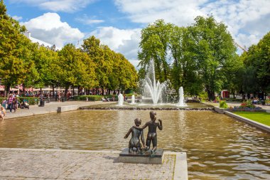 Oslo, Norveç - 15 Temmuz 2015: Adam sabun köpüğü (Spikersuppa pisti) Park Oslo - güzel park şehir merkezinde havaya uçurur. Yaz güneşli gün