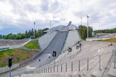 Oslo, Norveç - 15 Haziran 2015: Holmenkollen ski jump üstünden Oslo panoramik manzaralı