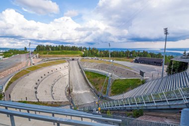 Oslo, Norveç - 15 Haziran 2015: Holmenkollen ski jump üstünden Oslo panoramik manzaralı