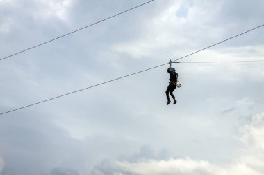 Oslo Holmenkollen ski jump üstünden bir ZIP tel üzerinde ziplining