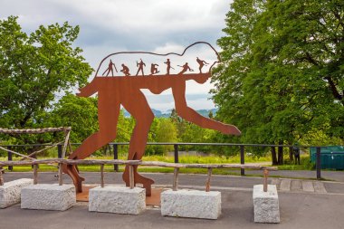 Oslo, Norveç - 15 Temmuz 2015: Kış sporları Oslo Holmenkollen ski jump yakınındaki heykeli
