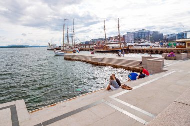 Oslo, Norveç - 14 Temmuz 2015: Oslo liman ve Oslo City Hall panorama görünümünü