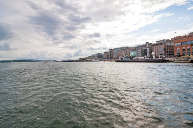 Oslo, Norveç - 14 Temmuz 2015: Oslo liman ve Oslo City Hall panorama görünümünü
