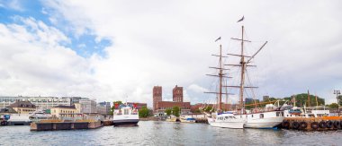 Oslo, Norveç - 14 Temmuz 2015: Oslo liman ve Oslo City Hall panorama görünümünü