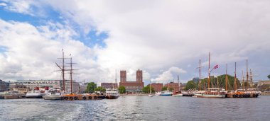Oslo, Norveç - 14 Temmuz 2015: Oslo liman ve Oslo City Hall panorama görünümünü