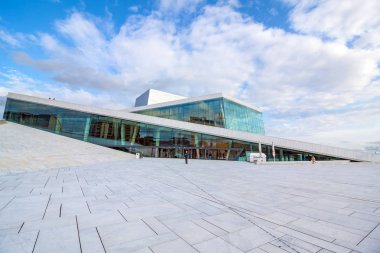 Oslo, Norveç - 15 Temmuz 2015: Görünüm tarafında bir ulusal Oslo Opera Binası