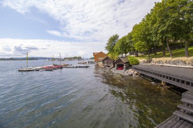 Kasaba quay içinde güneşli yaz günü Oslo, Norveç, yatlar demirli. 