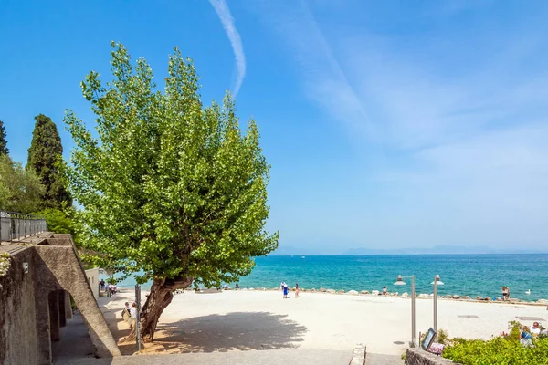 Sirmione Itália Maio 2015 Turistas Beach Rocca Scaligera Castle Sirmione — Fotografia de Stock