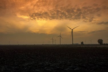 Polonya günbatımı'daki yel değirmenleri