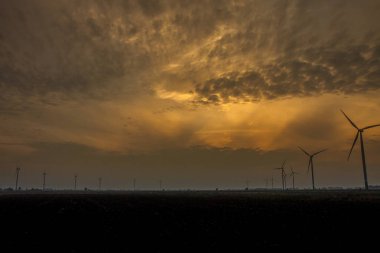 Polonya günbatımı'daki yel değirmenleri