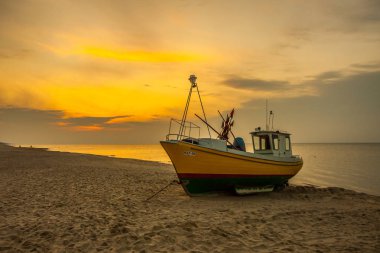Ustka, Polonya - 10 Eylül, 2015: yatay, Baltık Denizi. Gün batımında sahilde balıkçı teknesi