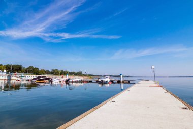 Yelkenli harbor, birçok güzel Yelkenli Yatlar liman, modern su taşıma, yaz aylarında tatil, lüks yaşam tarzı ve zenginlik kavram içinde demirleyen