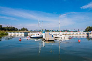 Yelkenli harbor, birçok güzel Yelkenli Yatlar liman, modern su taşıma, yaz aylarında tatil, lüks yaşam tarzı ve zenginlik kavram içinde demirleyen