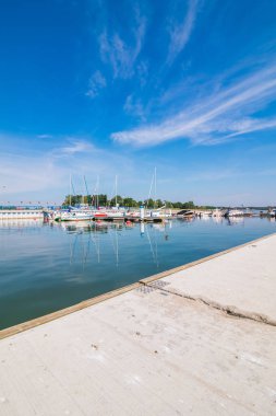 Yelkenli harbor, birçok güzel Yelkenli Yatlar liman, modern su taşıma, yaz aylarında tatil, lüks yaşam tarzı ve zenginlik kavram içinde demirleyen