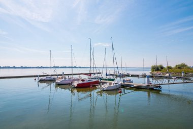 Yelkenli harbor, birçok güzel Yelkenli Yatlar liman, modern su taşıma, yaz aylarında tatil, lüks yaşam tarzı ve zenginlik kavram içinde demirleyen