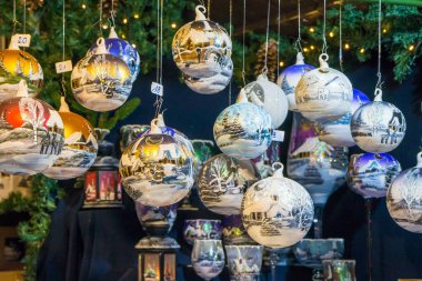 Magdeburg, Almanya - 6 Aralık 2016: Magdeburg, Noel pazarı. Satılık tipik süslemeleri