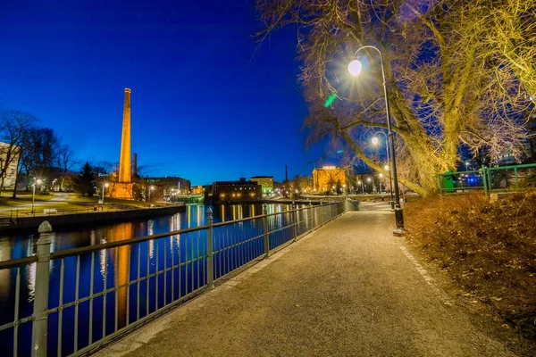 Tampere, Finlandiya - 2 Nisan 2016: Tampere, endüstriyel binalar gece (Finlandiya)