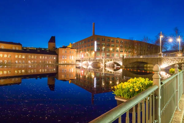 Tampere, Finlandiya - 2 Nisan 2016: Tampere, endüstriyel binalar gece (Finlandiya)