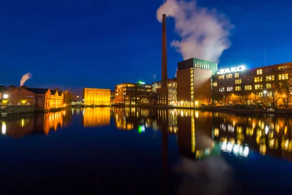 Tampere, Finlandiya - 2 Nisan 2016: Tampere, endüstriyel binalar gece (Finlandiya)
