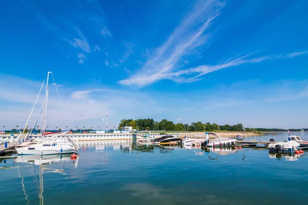 Segelboothafen Viele Schöne Festgemachte Segelyachten Seehafen Moderner Wassertransport Sommerurlaub Luxuriöser — Stockfoto