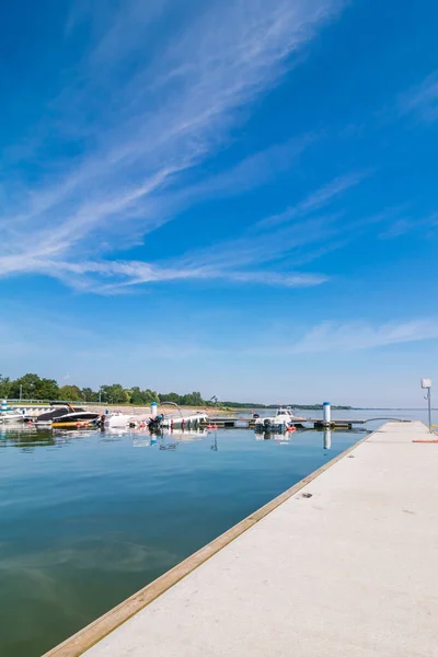 Segelboothafen Viele Schöne Festgemachte Segelyachten Seehafen Moderner Wassertransport Sommerurlaub Luxuriöser — Stockfoto