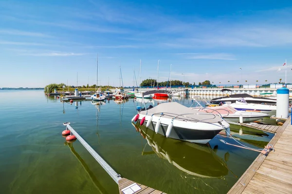 Segelboothafen Viele Schöne Festgemachte Segelyachten Seehafen Moderner Wassertransport Sommerurlaub Luxuriöser — Stockfoto