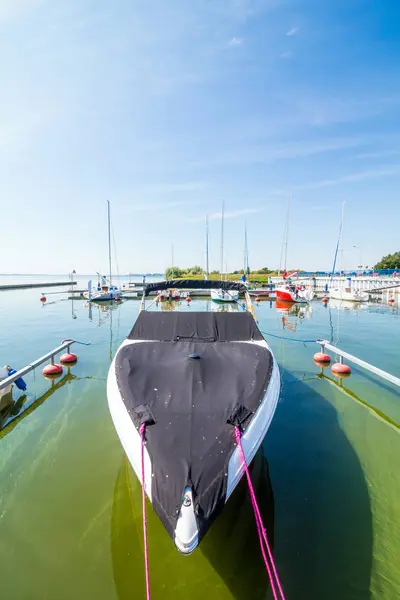 Segelboothafen Viele Schöne Festgemachte Segelyachten Seehafen Moderner Wassertransport Sommerurlaub Luxuriöser — Stockfoto