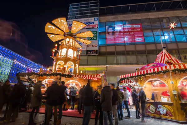 Magdeburg, Almanya - 6 Aralık 2016: Magdeburg, Noel pazarı. İnsanlar Noel kutluyoruz