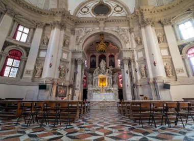Venedik, İtalya - 25 Eylül 2016: Venedik, İtalya'da güneşli bir günde Basilica di Santa Maria della Salute'nin güzel manzarası