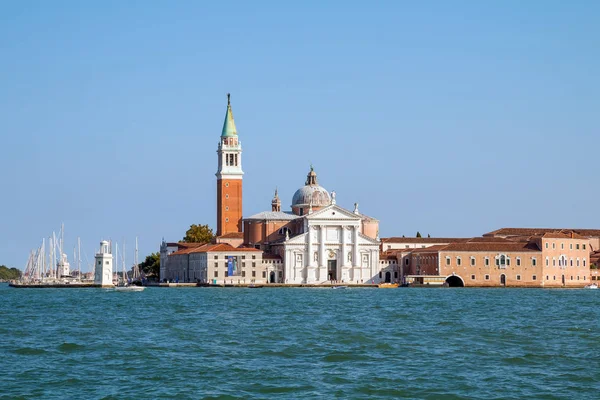 Şaşırtıcı görünümü güzel Venedik, İtalya. Birçok gondol ve sakin kanallardan biri yelken.
