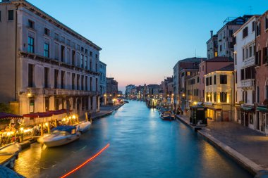 Venice, İtalya - 25 Eylül 2016: Güzel manzarasına Grand Canal Venedik gece, İtalya. Romantik tarzı.