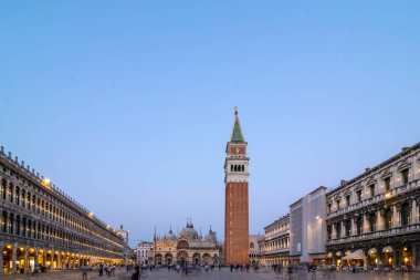 Venice, İtalya - 25 Eylül 2016: Piazza San Marco Marco Bazilikası ve çan kulesi, St Mark's Campanile Venedik turistlerin gün batımında