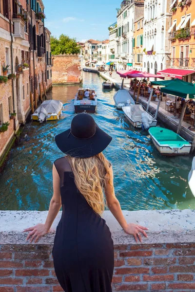 Venise Italie Septembre 2016 Une Femme Élégante Avec Chapeau Soleil — Photo