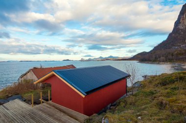 Norveç sahili, arka planda eski köy, Norveç