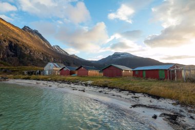 Norveç sahili, arka planda eski köy, Norveç