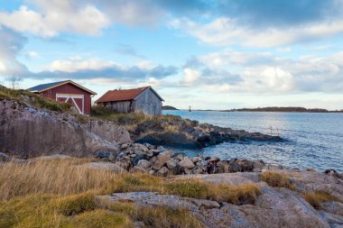 Norveç sahili, arka planda eski köy, Norveç