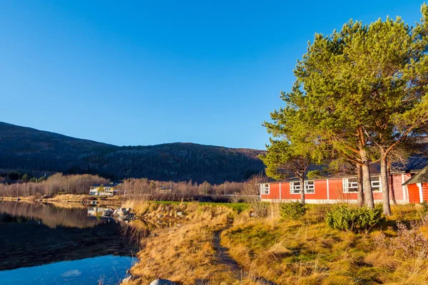 漁村のノルウェーの赤い家 ノルウェー — ストック写真