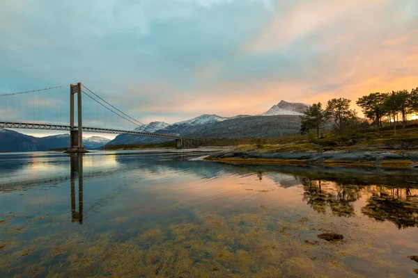 Öböl Nordland Híd Hegyek Háttérben Norvégia — Stock Fotó