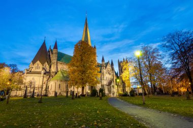 Nidaros Cathedral gece, Trondheim, Norveç