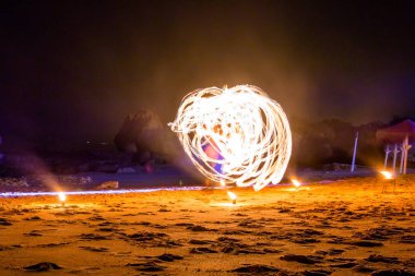 Sahilde ateş gösterisi. Tatil yolcuları. Yavaş deklanşör hızı. Night Scene, Portekiz