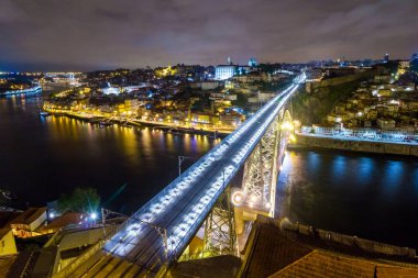 Porto Portekiz gece Douro nehri üzerinde Dom Luis köprü