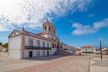 Nossa Senhora da Nazare kilise görünümü küçük kasaba Nazare merkezi kare üzerinde. Portekiz