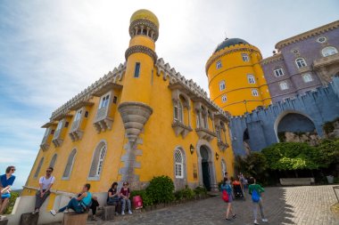 Sintra, Portekiz - 6 Haziran 2016: Sintra Kültür Manzarasında Pena Sarayı. Sintra'nın Kültürel Peyzajı Unesco Dünya Mirası Listesi'nde.