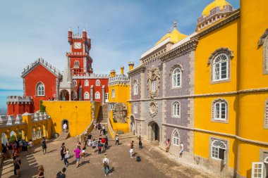 Sintra, Portekiz - 6 Haziran 2016: Sintra Kültür Manzarasında Pena Sarayı. Sintra'nın Kültürel Peyzajı Unesco Dünya Mirası Listesi'nde.