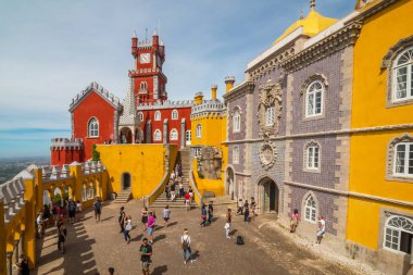 Sintra, Portekiz - 6 Haziran 2016: Sintra Kültür Manzarasında Pena Sarayı. Sintra'nın Kültürel Peyzajı Unesco Dünya Mirası Listesi'nde.