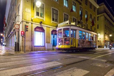 Lizbon, Portekiz - 7 Haziran 2016: Lizbon eski şehir Ticaret Meydanı yolunda sarı tramvay. Ünlü vintage turistik seyahat cazibe. 